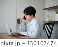 自宅で仕事をしているアジアの若い男性 130102474