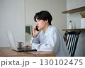 自宅で仕事をしているアジアの若い男性 130102475