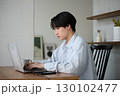 自宅で仕事をしているアジアの若い男性 130102477