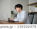 自宅で仕事をしているアジアの若い男性 130102478