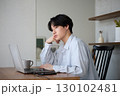 自宅で仕事をしているアジアの若い男性 130102481