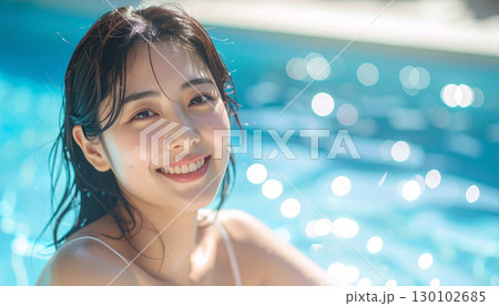 キラキラと輝く水面のそばで笑顔を見せる女性の自然な姿 キラキラと輝く水面のそばで笑顔を見せる女性の自然な姿 130102685