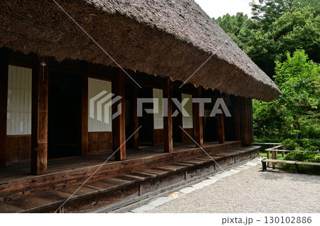 合掌造りの家と縁側付近の障子 130102886