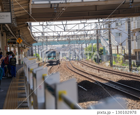 南柏駅に到着する電車 南柏駅に到着する電車 130102978