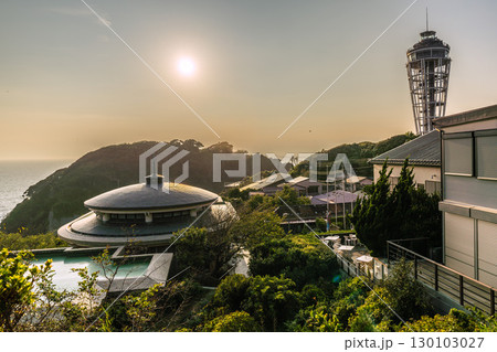 日本の藤沢都市景観　江の島大師や江の島シーキャンドルタワーなどを望む 130103027