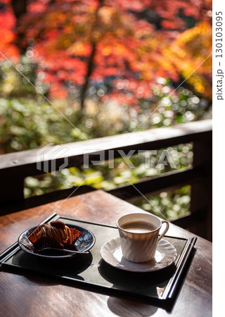 秋の紅葉とお盆のセットと紅葉 130103095