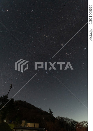 山間に流れる冬の星空 130103096