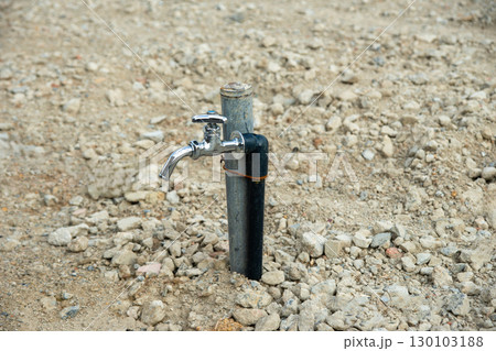 住宅の工事現場に設置された仮設の水道栓 130103188