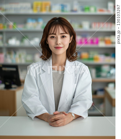 薬局カウンターに立つ薬剤師のプロフェッショナルポートレート（医療 ヘルスケア 人材） 130103267