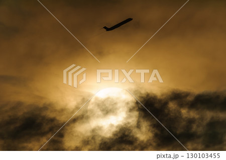 きれいな空・雲をバックに飛行する航空機 きれいな空・雲をバックに飛行する航空機 130103455