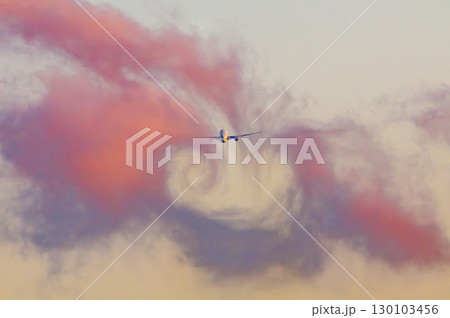 きれいな空・雲をバックに飛行する航空機 130103456