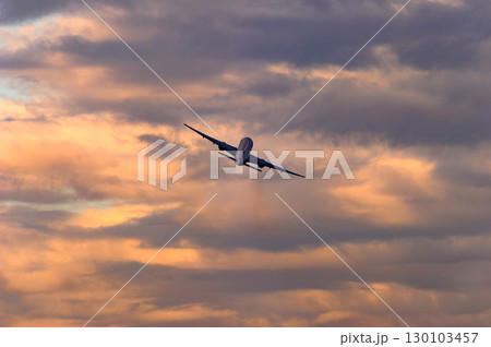 きれいな空・雲をバックに飛行する航空機 きれいな空・雲をバックに飛行する航空機 130103457