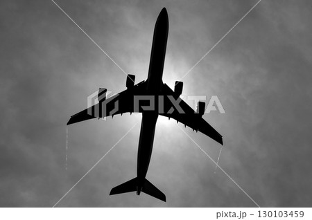 きれいな空・雲をバックに飛行する航空機 きれいな空・雲をバックに飛行する航空機 130103459