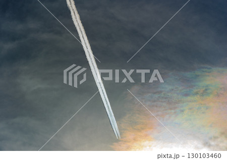 きれいな空・雲をバックに飛行する航空機 130103460