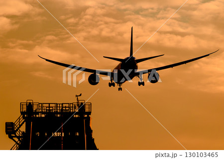きれいな空・雲をバックに飛行する航空機 きれいな空・雲をバックに飛行する航空機 130103465
