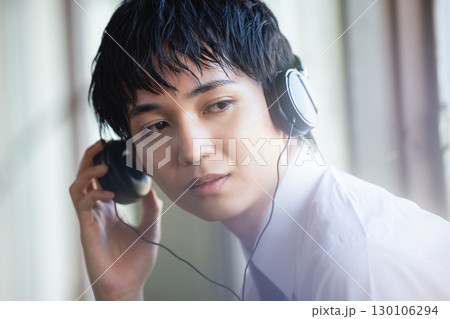音楽を聴く若い男性 音楽を聴く若い男性 130106294