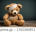 ケガを負ったテディベア 130106851