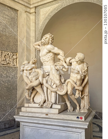 VATICAN CITY, ROME, ITALY - AUGUST 02, 2025 Laocoon and His Sons marble statue prominently displayed on a pedestal inside Pio-Clementino museum. The sculpture depicts three men attacked by serpents VATICAN CITY, ROME, ITALY - AUGUST 02, 2025 Laocoon and His Sons marble statue prominently displayed on a pedestal inside Pio-Clementino museum. The sculpture depicts three men attacked by serpents 130107085