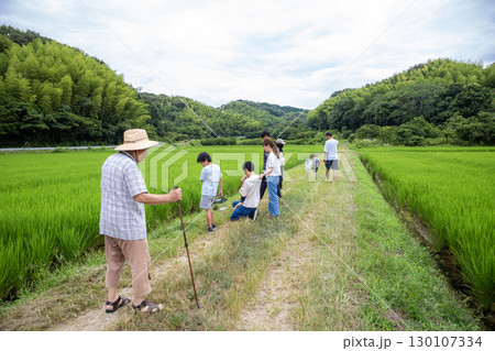 帰省　夏休み故郷で遊ぶ日本人家族 130107334