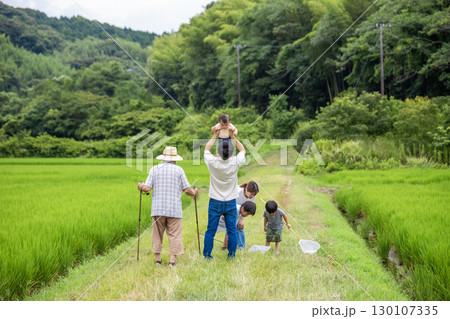 帰省　夏休み故郷で遊ぶ日本人家族 130107335