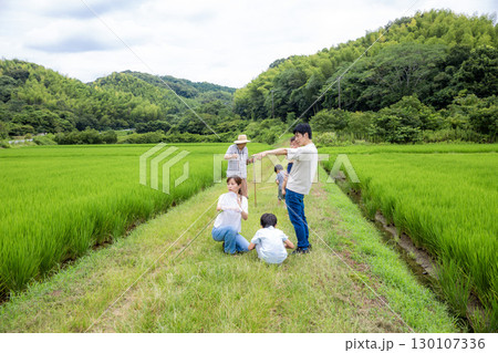 帰省　夏休み故郷で遊ぶ日本人家族 130107336