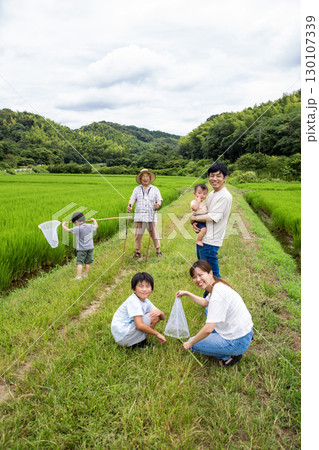 帰省 夏休み故郷で遊ぶ日本人家族 帰省 夏休み故郷で遊ぶ日本人家族 130107339
