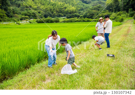 帰省　夏休み故郷で遊ぶ日本人家族 130107342