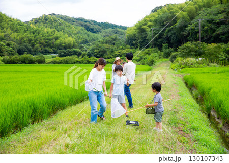 帰省 夏休み故郷で遊ぶ日本人家族 帰省 夏休み故郷で遊ぶ日本人家族 130107343