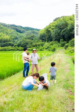 帰省 夏休み故郷で遊ぶ日本人家族 帰省 夏休み故郷で遊ぶ日本人家族 130107344