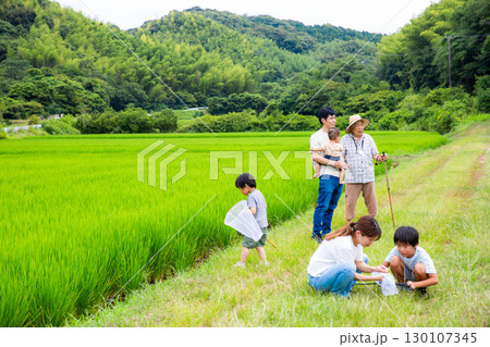 帰省　夏休み故郷で遊ぶ日本人家族 130107345