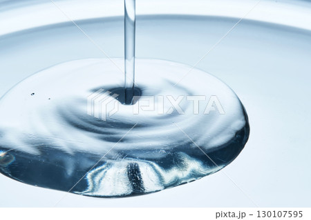 A drop of cosmetic gel or gel-textured shampoo. 130107595