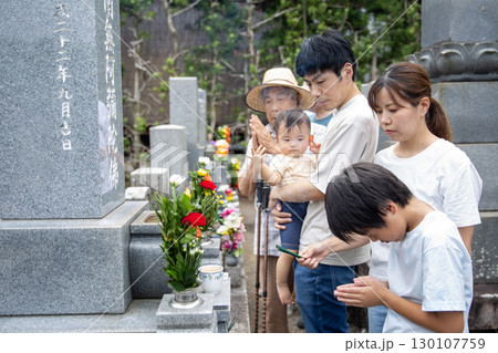 お墓参りする日本の家族、お盆,帰省 130107759