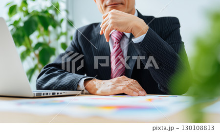 男性がスーツ姿で考え込む 130108813