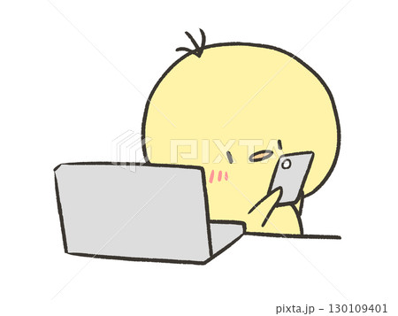 パソコン作業しないでスマホを触るヒヨコ パソコン作業しないでスマホを触るヒヨコ 130109401