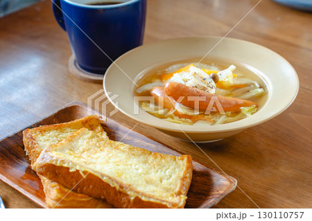 フレンチトーストとソーセージ入り野菜スープを添えた朝食 フレンチトーストとソーセージ入り野菜スープを添えた朝食 130110757