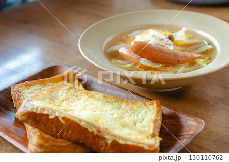 フレンチトーストとソーセージ入り野菜スープを添えた朝食 フレンチトーストとソーセージ入り野菜スープを添えた朝食 130110762