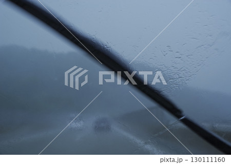 大雨の日に運転をするドライバー 大雨の日に運転をするドライバー 130111160