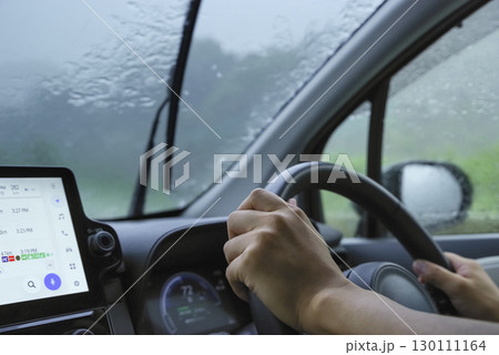 大雨の日に運転をするドライバー 大雨の日に運転をするドライバー 130111164
