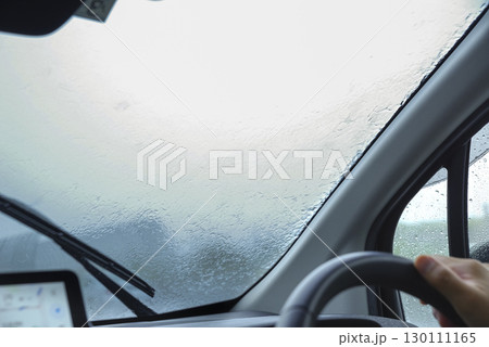 大雨の日に運転をするドライバー 130111165