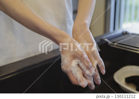 キッチンで手を洗う女性の手元（顔なし） 130111212