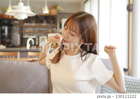 気分転換にストレッチをする女性 気分転換にストレッチをする女性 130111222