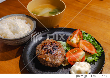 ハンバーグとトマト、ポテトサラダ、ご飯と味噌汁を添えた夕食 ハンバーグとトマト、ポテトサラダ、ご飯と味噌汁を添えた夕食 130111435