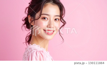 レース付きパステルピンクブラウスの女性、肩上ショットで雑誌風 レース付きパステルピンクブラウスの女性、肩上ショットで雑誌風 130111864