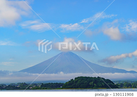 【山梨県】河口湖畔と富士山・夏の富士山(8月) 【山梨県】河口湖畔と富士山・夏の富士山(8月) 130111908