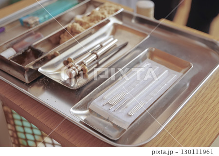 鍼灸治療に使う鍼と施術道具の一式 鍼灸治療に使う鍼と施術道具の一式 130111961