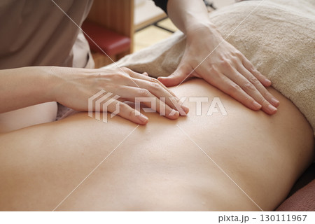 セラピストによる背中の指圧マッサージ セラピストによる背中の指圧マッサージ 130111967