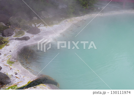 別府温泉地獄めぐりの湯けむり 130111974