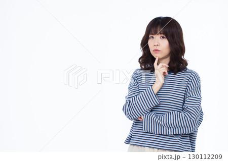 真剣に悩んでいる女性 130112209