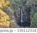 紅葉に囲まれた滝 130112318