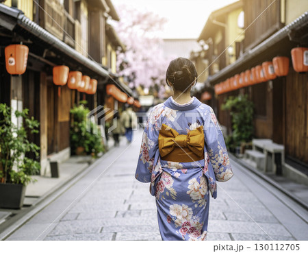 着物姿の女性の後ろ姿 130112705